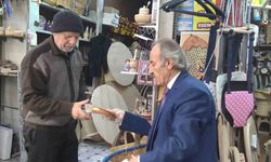 Bursa'da "Kravatlı Simitçi" tarihi çarşının neşe kaynağı