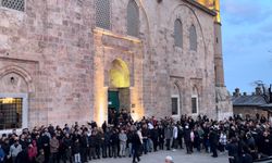 Ulucami’ye İslam düşmanı saldırıya karşı binlerce kişi akın etti