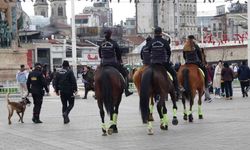 Taksim’de atlı polislere yoğun ilgi