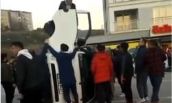 Kamyonet yan yattı, vatandaşlar sürücüyü kurtarmak için seferber oldu