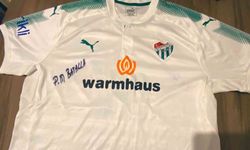 Bursaspor taraftarı depremzedeler için formalarını satıyor