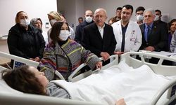 Kılıçdaroğlu, Selvi Kılıçdaroğlu’yla Depremzedeleri Ziyaret Etti