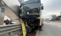 Bursa’da belediye otobüsü bariyerlere ok gibi saplandı: 1’i ağır 5 yaralı