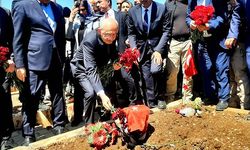 Kılıçdaroğlu, depremzedelerin mezarına karanfil bıraktı
