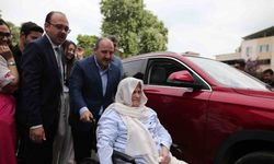 Bakan Varank, yürüme zorluğu çeken kadını Togg ile sandığa getirdi