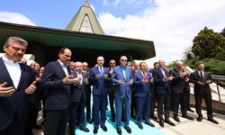 Erdoğan, Merhum Turgut Özal’ın kabrini ziyaret etti