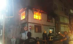 Bursa’da 2 katlı ahşap ev alev alev yandı