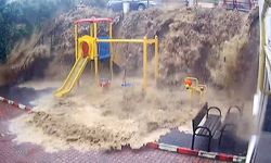 Samsun'da sel sularından kaçma anı kamerada