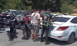 Çarşaflı kadınların üzerine motosiklet süren 2 kişi yakalandı