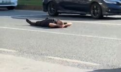 Bursa’da bir adam yüzlerce aracın geçtiği karayoluna boylu boyunca uzandı