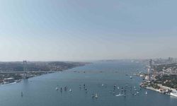 İstanbul Boğazı’nda yapılan yelkenli yarışı kartpostallık görüntüler oluşturdu