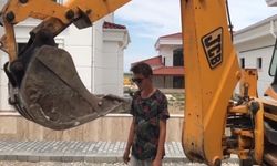 Kepçe ile yaprak sarması yedirdi