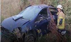 Takla atan otomobilden savrulan 2 genç hayatını kaybetti,