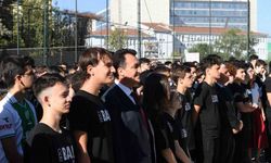 Başkan Dündar,  öğrenci ve öğretmenlerin heyecanına ortak oldu.