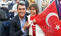Başkan Mustafa Dündar da esnafa Türk Bayrağı dağıttı.