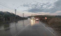 Gemlik’te sel suları yolu kapattı, trafik aksıyor
