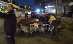 Otomobil Bursaray’ın bariyerine çarptı: 2 yaralı