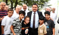 Başkan Erkan Aydın vatandaşlara aşure dağıttı