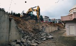 Kültür Mahallesi’nde  çöken duvar yenileniyor