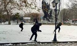 Polisler Görevi Bıraktı, Çocuklarla Kartopu Oynadı!