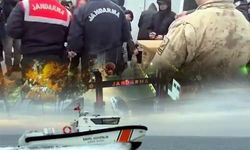 Bir tekne içerisinde saklanan 101 düzensiz göçmen yakalandı