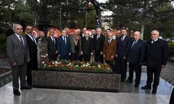 Alparslan Türkeş kabri başında anıldı.