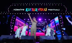 Demet Akalın, Bursalılara unutulmaz bir gece yaşattı.