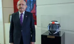 Murat Can Pekeroğlu'nun kaskını makam odasına koydu