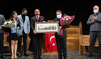 İstiklal Yolu Mehmet Akif adlı oyun izleyenleri hem duygulandırdı hem gururlandırdı.