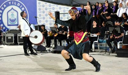 Erguvan Halk Dansları Topluluğu, büyük alkış aldı.