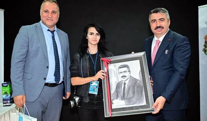 Başkan Oktay Yılmaz, öğrenci ve öğretmenlerle bir arada