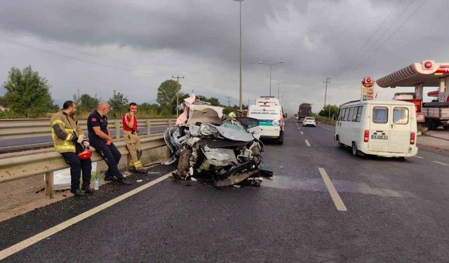 İnegöl'de Otomobil sürücüsü tıra  çarptı: 1 kişi öldü, 3 kişi yaralandı