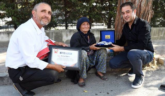 82 yaşındaki Nefise teyzeden örnek çevre hareketi