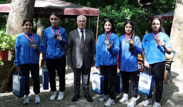 Başkan Bozbey, Başarılı sporcularla buluştu