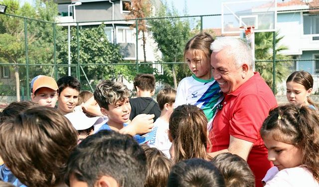 Başkan Şadi Özdemir, miniklerle spor yaptı.