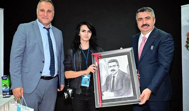 Başkan Oktay Yılmaz, öğrenci ve öğretmenlerle bir arada