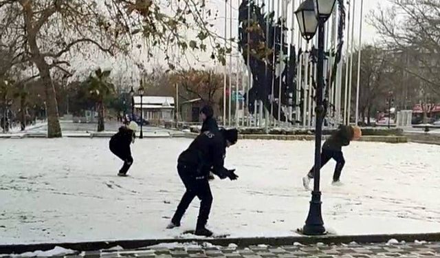 Polisler Görevi Bıraktı, Çocuklarla Kartopu Oynadı!