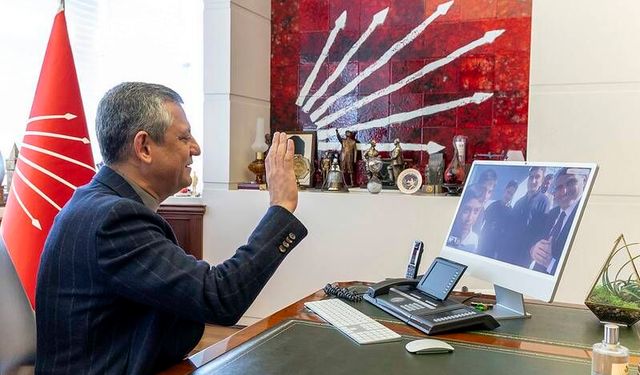 Özel’den Atatürk Büstü Nöbeti Tutan Gençlere Teşekkür!