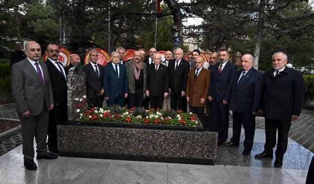 Alparslan Türkeş kabri başında anıldı.
