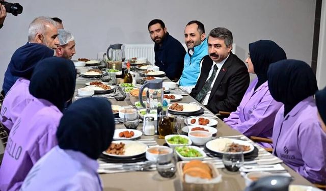Fabrika Sofrasında Emekçiyle Omuz Omuza