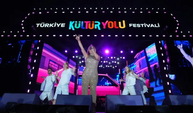 Demet Akalın, Bursalılara unutulmaz bir gece yaşattı.