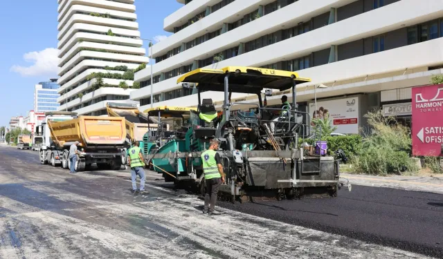 Akademi Caddesi'nde yolları yenileme çalışması yapıldı.