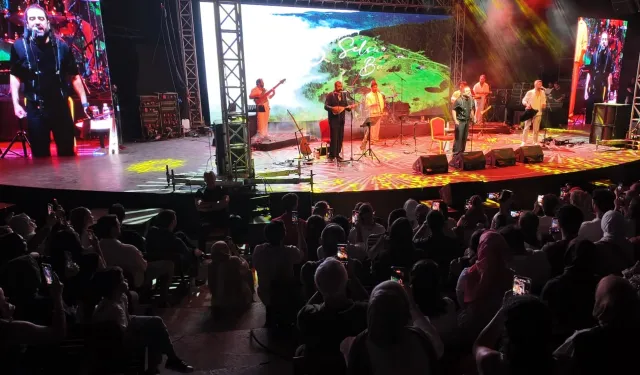 Selçuk Balcı ve sevilen grubu Koliva aynı sahneyi paylaştı.