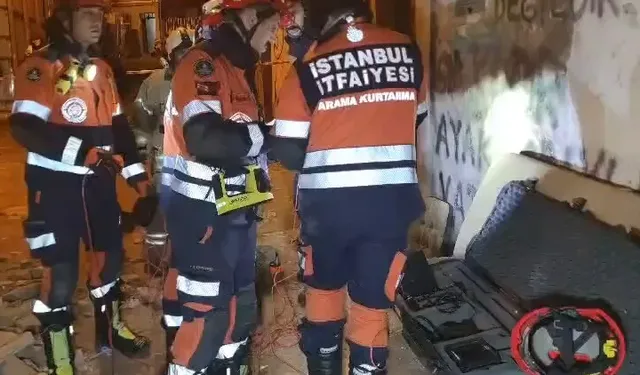 5 katlı metruk çöktü! Göçükte kimseye rastlanmadı!