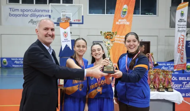 Sokak basketbolunda şampiyonlar kupalarına kavuştu
