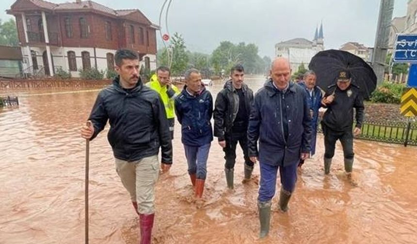 Bakan Soylu, sel afetinin yaşandığı Bartın'da incelemelerde bulundu