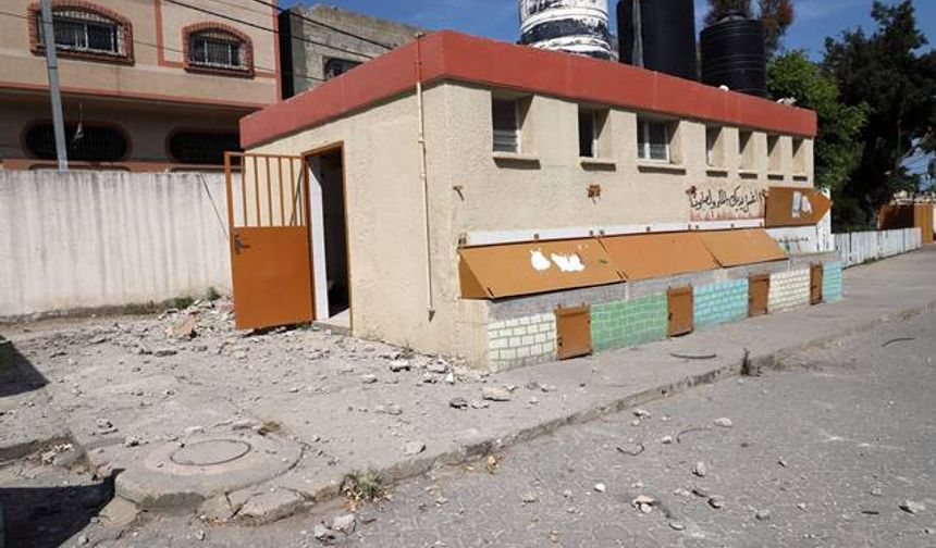 İsrail'in Gazze'deki füze saldırıları sonucu 2 okul kullanılamaz hale geldi.