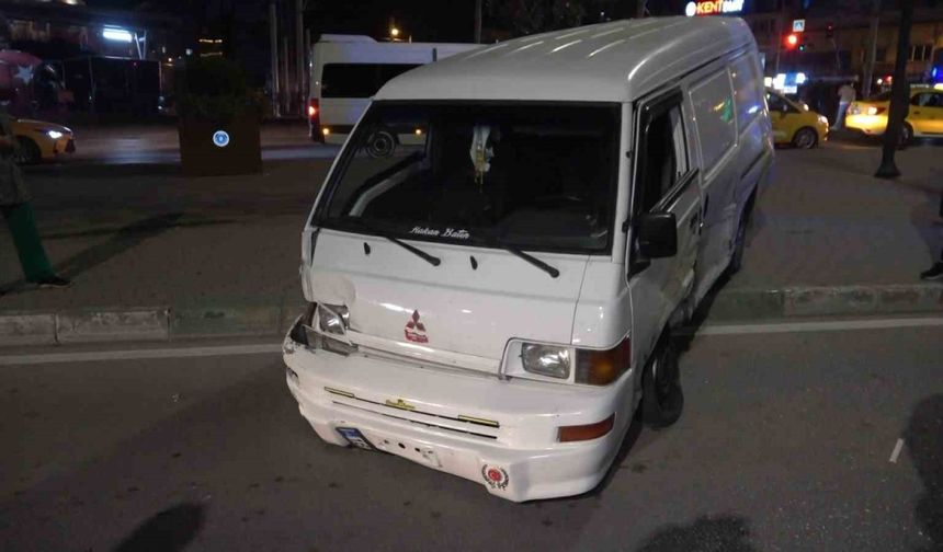 Bursa’da minibüs önce taksiye ardından yayalara çaptı: 4 yaralı