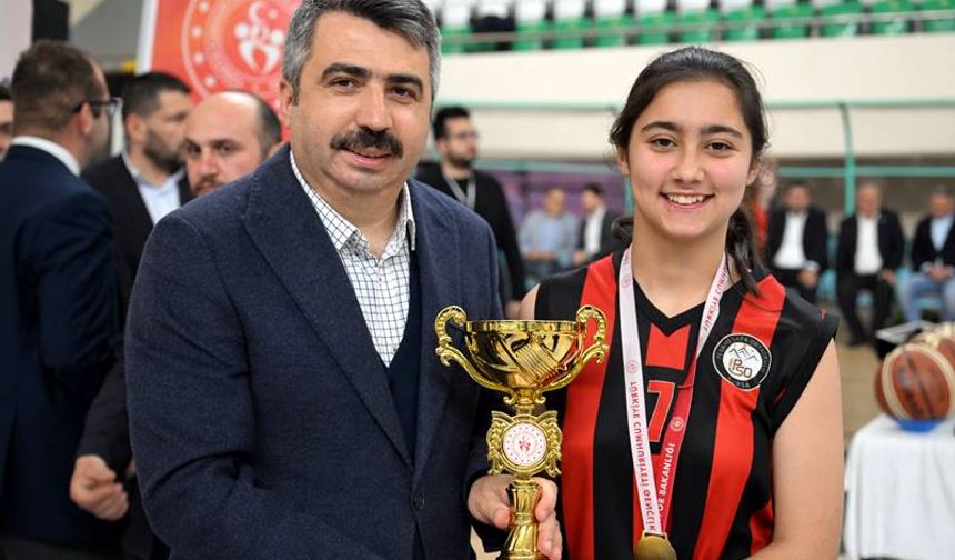Spor Şöleninde 77 Okuldan 4 Bin 50 Öğrenci Buluştu