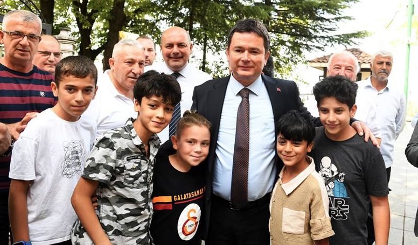 Başkan Erkan Aydın vatandaşlara aşure dağıttı